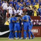 Los jugadores brasileños celebran un tanto ante El Salvador.