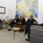 Carrasco con miembros de la directiva de la Fele, ayer en su despacho de la Diputación.