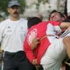 Fernando Viñuela de Celis, con gorra y camiseta blanca, arbitra un corro en una imagen de archivo