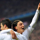 Mesut Özil celebra su importante gol con Cristiano Ronaldo.