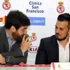 Rubén de la Barrera, derecha,  y su segundo, Abel Mourelo, durante la presentación del nuevo cuerpo técnico culturalista. MARCIANO PÉREZ