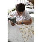 Una costurera, en los talleres de Arte Granda.