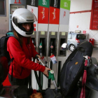 Un motorista reposta combustible en una gasolinera de Barcelona.
