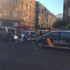 Los coches policiales bloquearon Gran Vía en plena mañana laboral.