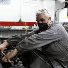 Javier Carbajo, de JJ Nicros Electromecánicos, repara un vehículo en su taller. MARCIANO PÉREZ