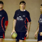 García Vega, Mikel Aguirrezabalaga y el pivote Héctor Castresana, tomándose un respiro en un entrena