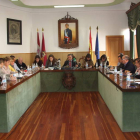 La corporación bañezana durante un momento de la celebración del Pleno.