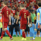 Torres, Iniesta y Casillas abandonan el césped de Maracaná tras caer ante Chile y despedirse del Mundial.