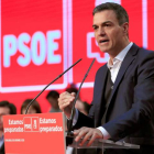 El presidente Sánchez durante su intervención en un mitin multitudinario en el municipio madrileño de Fuenlabrada. FERNANDO ALVARADO