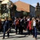 Un momento de la procesión de pasquilla en Moscas del Páramo, último día que el cura ofició misa