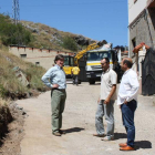 El edil de Obras explica al alcalde la ejecución de los trabajos en la calle Villarín.