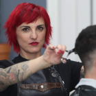 Yoli’s Barber Shop, con un cliente en Ponferrada.. L. DE LA MATA