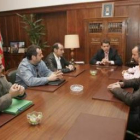 El alcalde de Ponferrada, al fondo, se reunión con los representantes de los trabajadores de LM