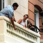 Una estudiante herida se asoma por el balcón de la escuela situada sobre el hotel de Alicante