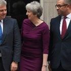 Brandon Lewis, Theresa May y James Cleverly, en el número 10 de Downing Street. F. ARRIZABALAGA