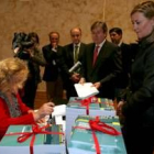 Del Olmo registra los presupuestos ante la mirada de Fernández Santiago