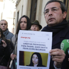 Fermín Guerrero, abogado de Raquel Gago, muestra los carteles en apoyo de la agente de la policía local condenada por asesinato