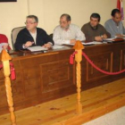 Fotografía de archivo de la corporación De Val de San Lorenzo durante un pleno.