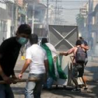 Un grupo de jóvenes se enfrentan con los militares en la ciudad oriental de Santa Cruz en Bolivia