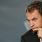 El presidente del Gobierno, José Luis Rodríguez Zapatero, ayer, durante una entrevista radiofónica.