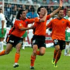 El leonés Santiago Carpintero celebra su gol acompañado por Enrique de Lucas y Jandro