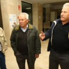 Los integrantes de la Junta Vecinal de Carucedo acudieron ayer con su abogado al juzgado.