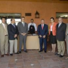 Los obsequiados con una insignia de oro con el  presidente de Consejo Regulador de Cecina de León