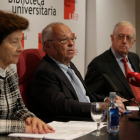 Gregoria Cavero, Gonzalo Santonja y José Antonio Fernández Flórez. FERNANDO OTERO