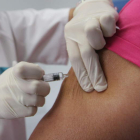 Sanidad cree que la epidemia se debe a la baja efectividad de una dosis de la vacuna.