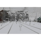 Vías del tren cubiertas de nieve. DL