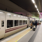 Viajeros en la estación de trenes de León. MARCIANO PÉREZ