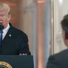 Donald Trump señala al periodista de la CNN Jim Acosta