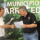 Antonio Taboada, de Cesefor, y el regidor Raúl Valcarce, tras la rúbrica del convenio. DL