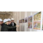 Valcarce, en el centro, muestra las recreaciones virtuales del proyecto ante el subdelegado de Gobie