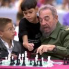 El presidente cubano, Fidel Castro, en compañía de unos niños