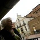 Eutimia Alonso, en el balcón de su casa frente a la antigua cárcel de León