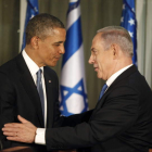 Barack Obama abraza al primer ministro israelí, Benjamin Netanyahu.