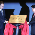 El presidente del Gobierno, José Luis Rodríguez Zapatero, descubre la placa del Instituto Confucio de León junto al vice-ministro de Educación de la República Popular China, Di Zhanyuan