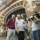 Pablo Iglesias y Lluís Rabell comentan la actualidad política frente al Palau de la Música.