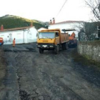 Labores de asfaltado de una de las calles del casco antiguo de Cistierna.