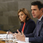 La vicepresidenta del Gobierno, Soraya Sánez de Santamaría, y el ministro de Industria, José Manuel Soria, en la rueda de prensa tras el Consejo de Ministros.