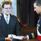 El rey Felipe VI, en presencia de Jesús Posada y Mariano Rajoy, prestó ayer juramento ante las Cortes Generales.