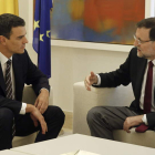 Pedro Sánchez y Mariano Rajoy durante el encuentro que mantuvieron ayer en La Moncloa.