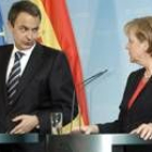 Zapatero se dirige a Merkel en la rueda de prensa conjunta ante los periodistas tras su encuentro