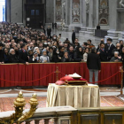 Colas de fieles ayer en la basílica de San Pedro para despedir al papa emérito. VATICAN MEDIA