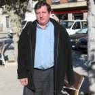 Pedro Fernández posa en la céntrica plaza de Santocildes tras la realización de esta entrevista