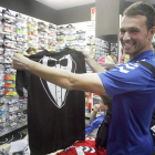 Calzado posa con la camiseta esmoquin de la Cultural.