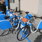 Punto de recogida de las bicicletas públicas en la plaza del Ayuntamiento de Ponferrada. L. DE LA MATA