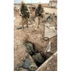 Soldados iraquíes muertos en las trincheras, con la bandera blanca