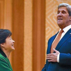 El secretario de Estado John Kerry, con la presidenta Park Geun-hye.